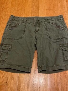 Junior’s Olive Cargo Shorts with Zip Pockets